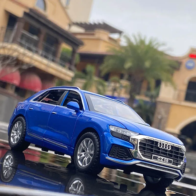 1:32 AUDI Q8 SUV Alloy Car Model Diecast Metal Vehicles Car Model Collection High Simulation Sound and Light Childrens Toys Gift 3