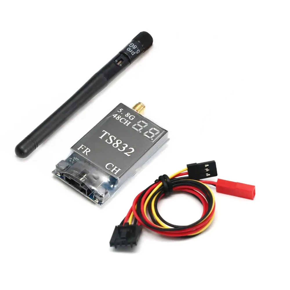 Émetteur TS832 monté sur un drone, avec antenne orientable pour une transmission stable.