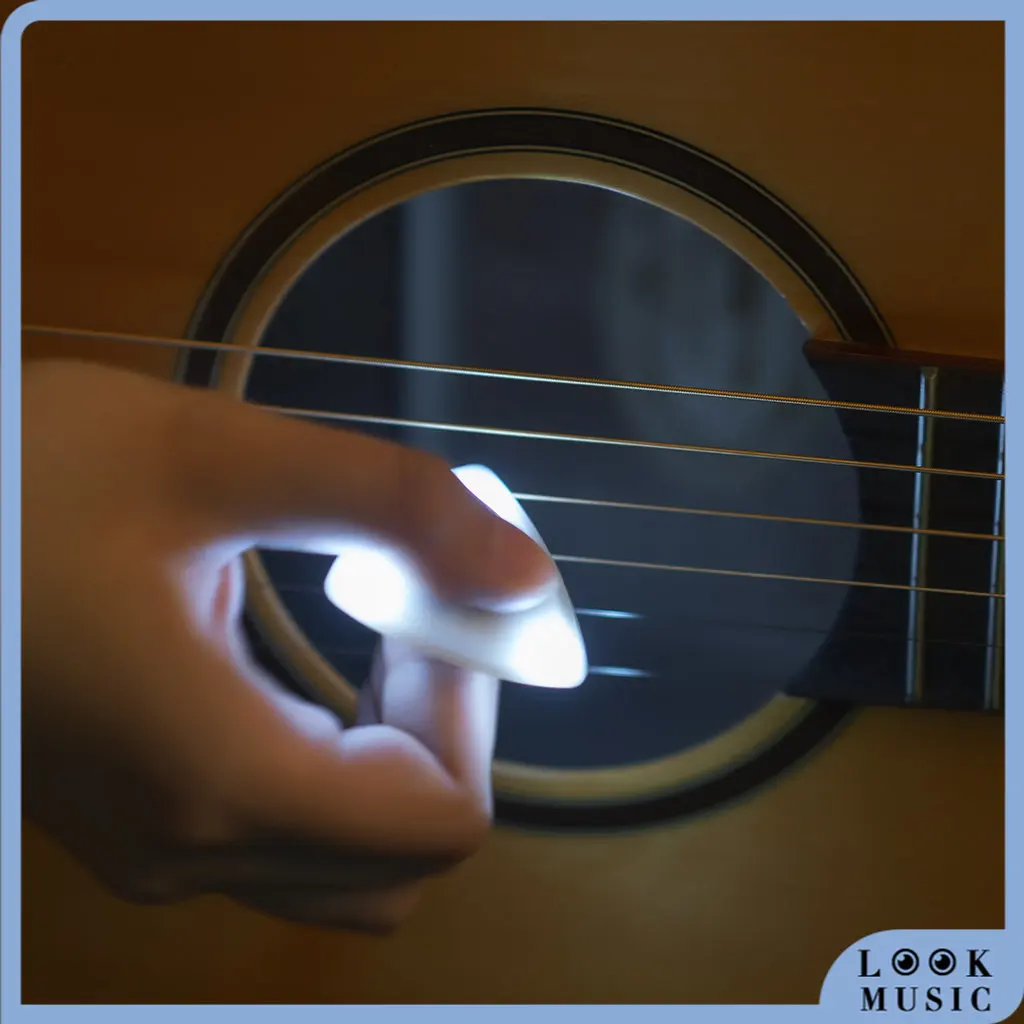 

LOOK Guitar Picks Medium Picks Plastic With High-sensitivity LED Light For Bass Electric Guitar Acoustic Guitarists Rock Spirit