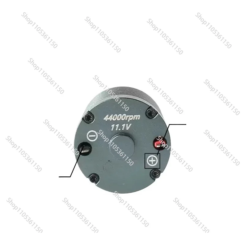 Moteur sans balais 370 44K axe rond 18.7mm haute performance, installé dans un châssis de voiture RC.