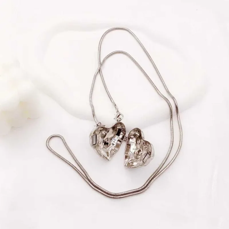 Metal Love Bag Mini Lipstick Bag Chain Crossbody Shoulder Bags Handbag Purse Waist Bags Women Makeup Jewelry Bolsa