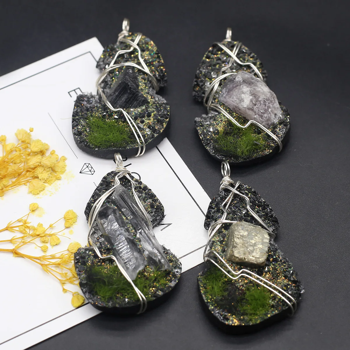 

Natural Stone Pendant Green Resin Winding Stone Inlay Handwork Healing Crystal Charms for Jewelry Making DIY Necklaces 1PC
