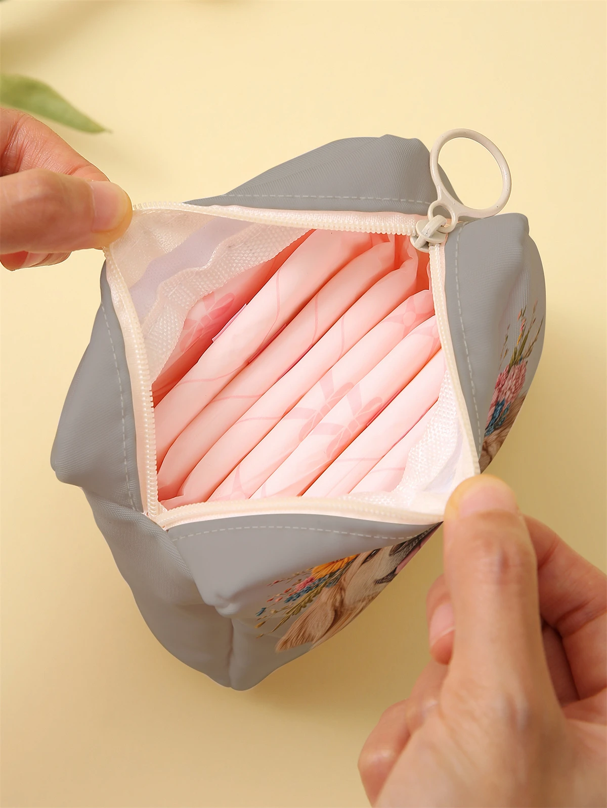 Golden printed sanitary napkin storage bag, women's lightweight tissue bag, sanitary tissue bag