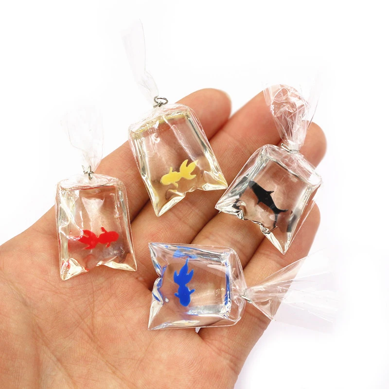 10 Stück 50x23mm transparenter Wasser beutel Fischharz-Anhänger Lustige Ocean Coral Goldfisch Anhänger für Ohrring Schlüssel anhänger DIY Schmuck machen