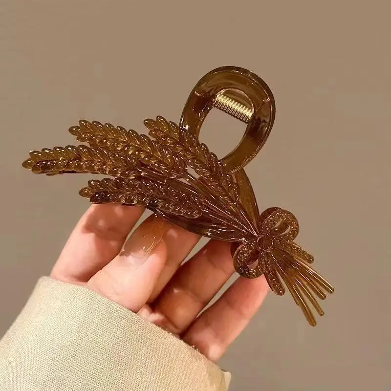 Pince à cheveux transparente, touche finale