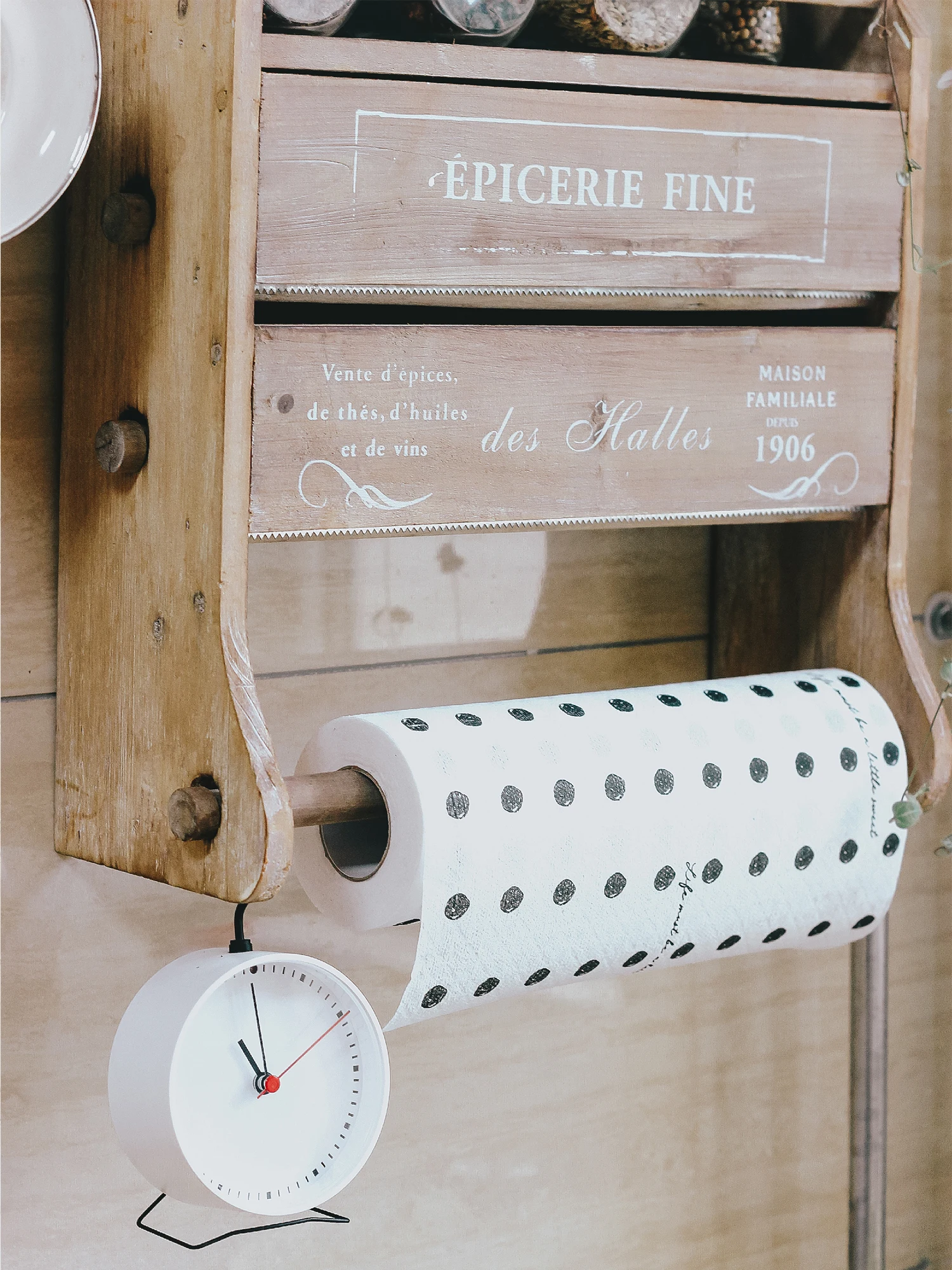 Versatile Wood Kitchen Organizer: Spice Rack, Paper Towel Holder, Wrap Cutter, Aluminum Foil and Film Dispenser With French Text