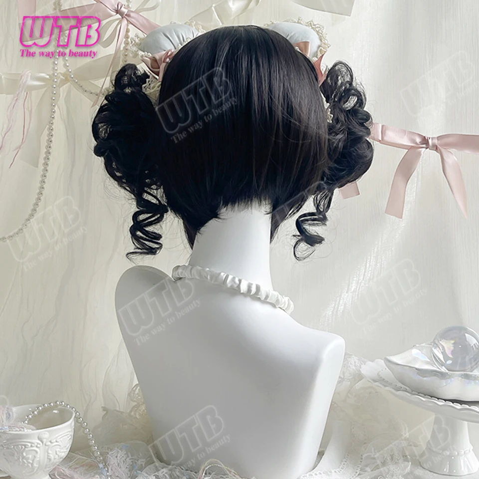 Parrucca sintetica Lolita con doppio chignon arricciato, include baffi laterali e frangia dritta, adatta per donne, per uso quotidiano, cosplay e feste. - immagine 4