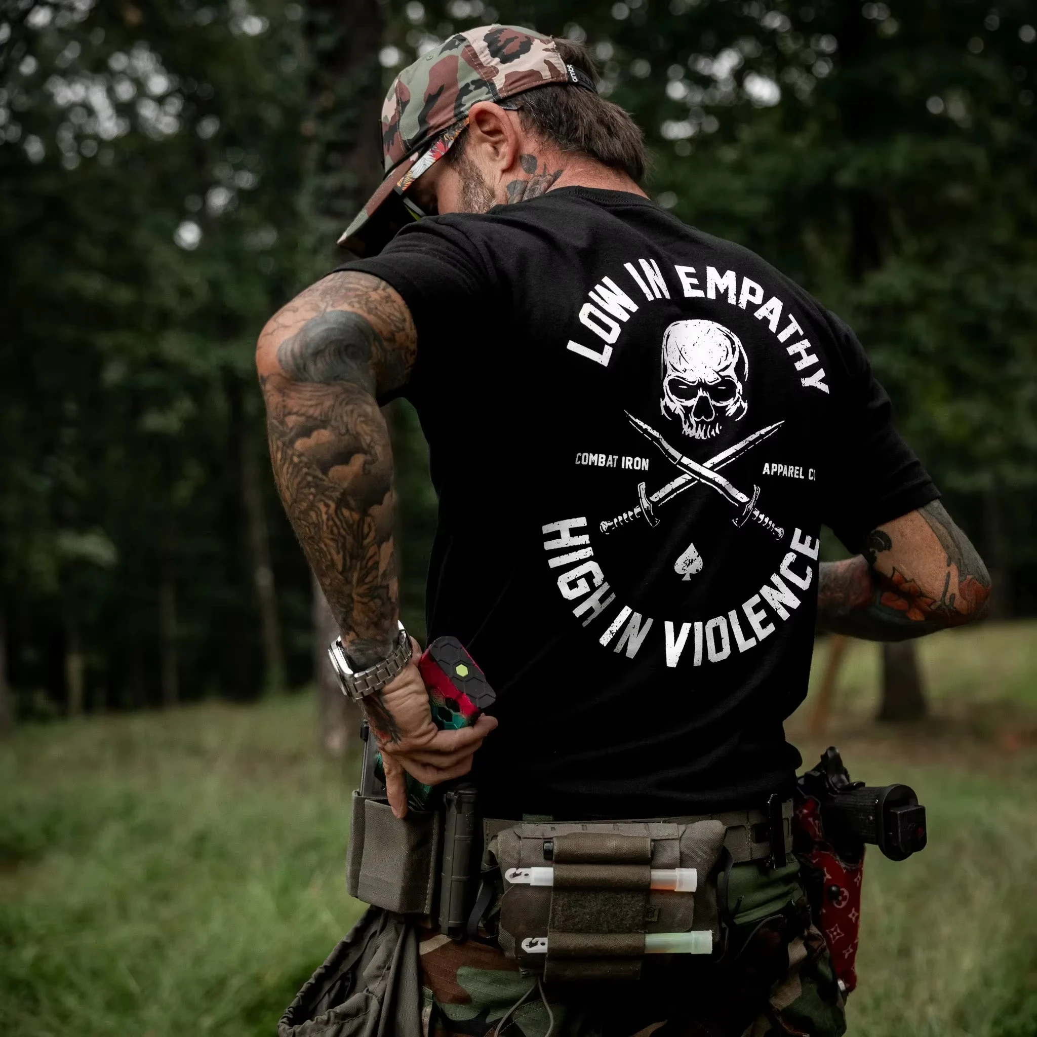 Wenig Empathie, viel Gewalt - Herren-T-Shirt - Combat Iron Militär-T-Shirt - Geeignet für Sportbekleidung aus reiner Baumwolle