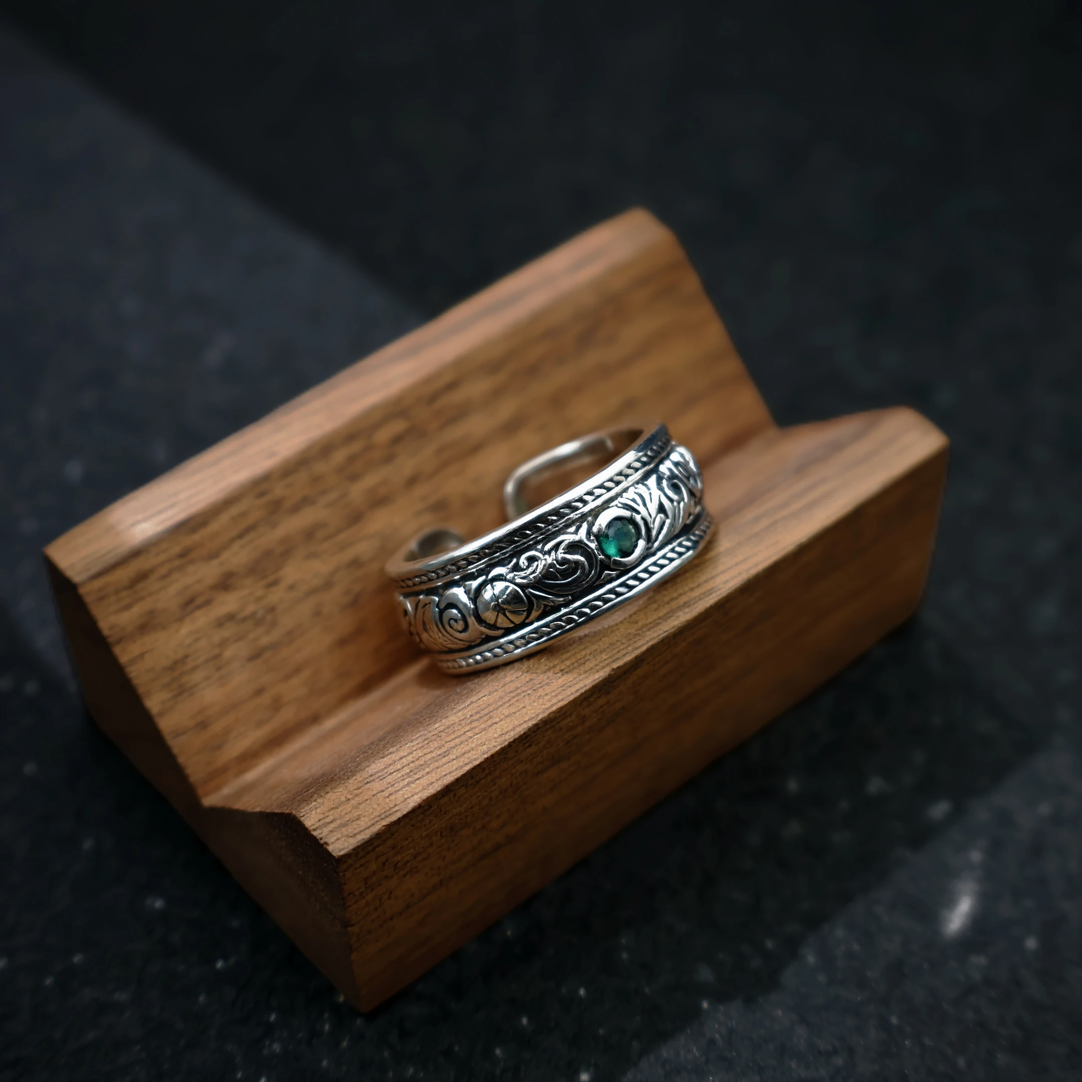 Retro Smaragd Efeu Rebe Verstellbarer offener Ring für Männer versilbertes Kupfer Gothic Punk Edgy Schmuck Designer Accessoires Geschenk – Detail 6