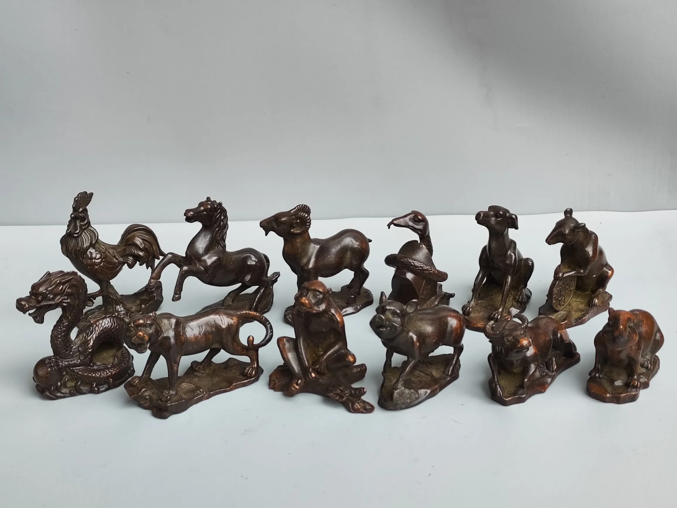 

A set of twelve zodiac animals and a set of copper alloy weighing 1.8Kg, The chicken is 7.5cm tall and 5.2cm long, while the dra