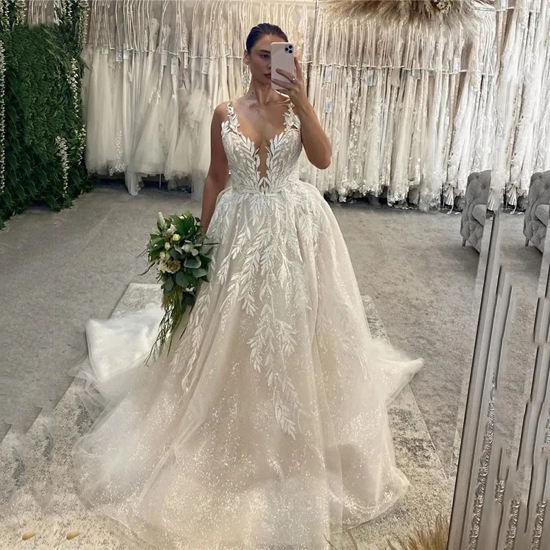 

KapokDressy V Neck Lace Wedding Dresses Puffy Tulle Sleeveless Appliques Bride Dress Elegant Shiny Modest Bride Wedding Gowns