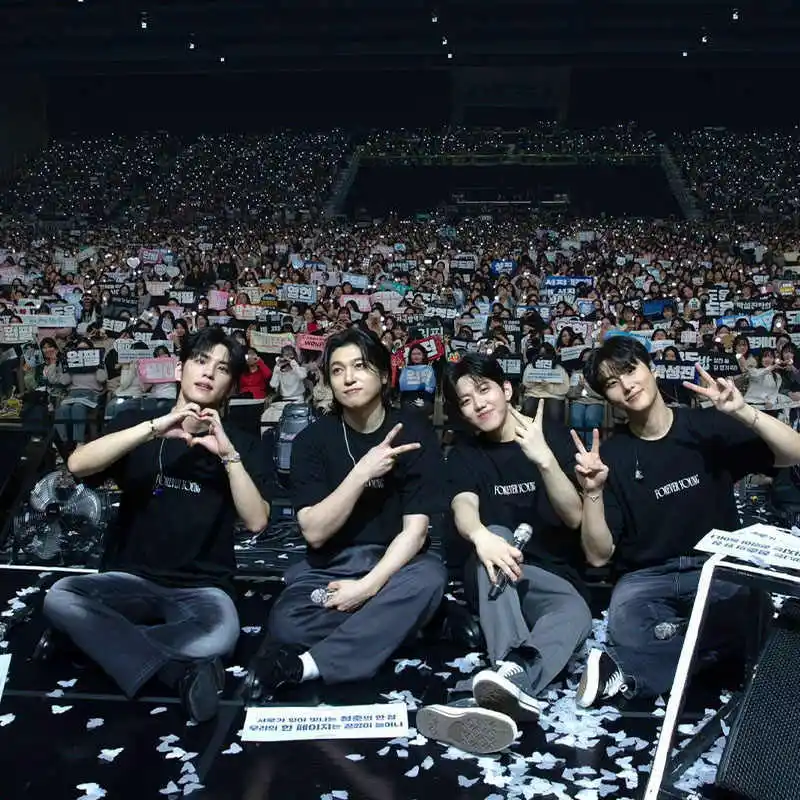 DAY6 - [FOREVER YOUNG] 3RD WORLD TOUR IN JAPAN OFFICIAL MD T