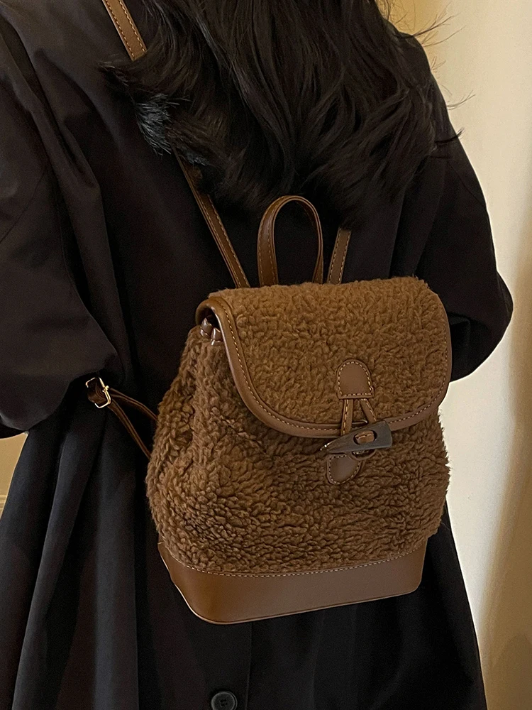 Mochila elegante de lana de cordero para mujer, bolso de cubo con asa versátil, mochila de felpa Simple para ocio, Otoño e Invierno