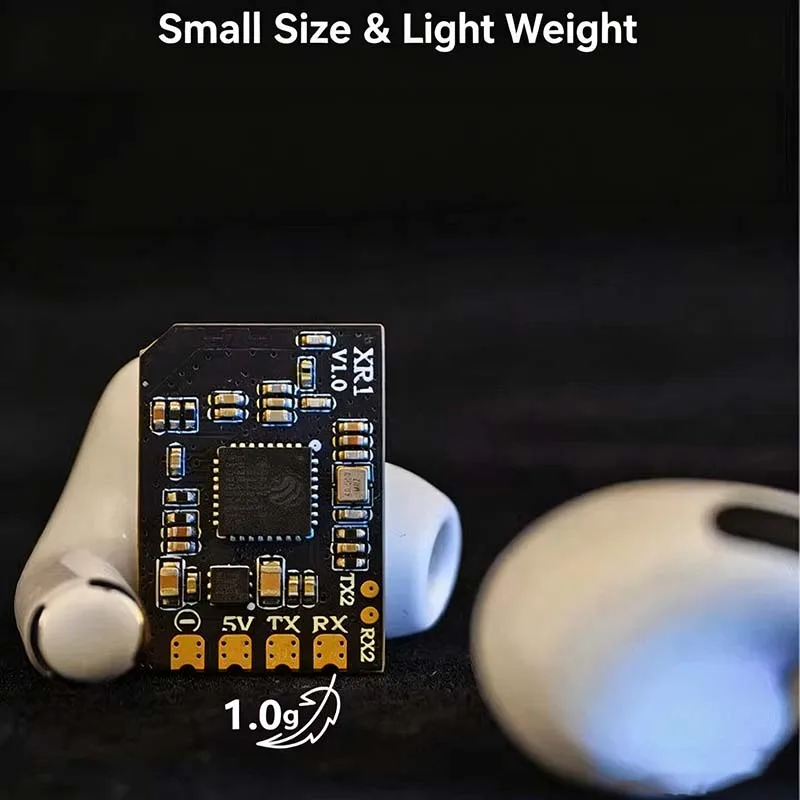 Récepteur RadioMaster XR1 Nano ExpressLRS 2,4 GHz pour drone FPV, vue de côté montrant l'épaisseur et les connecteurs.