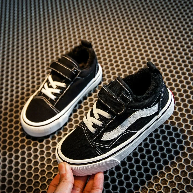 thumbnail image 1 of Zapatos de lona con forro polar para niños, zapatos de algodón para mujeres y niños, versión coreana, parte inferior a la moda, invierno 2023, 1 of 4