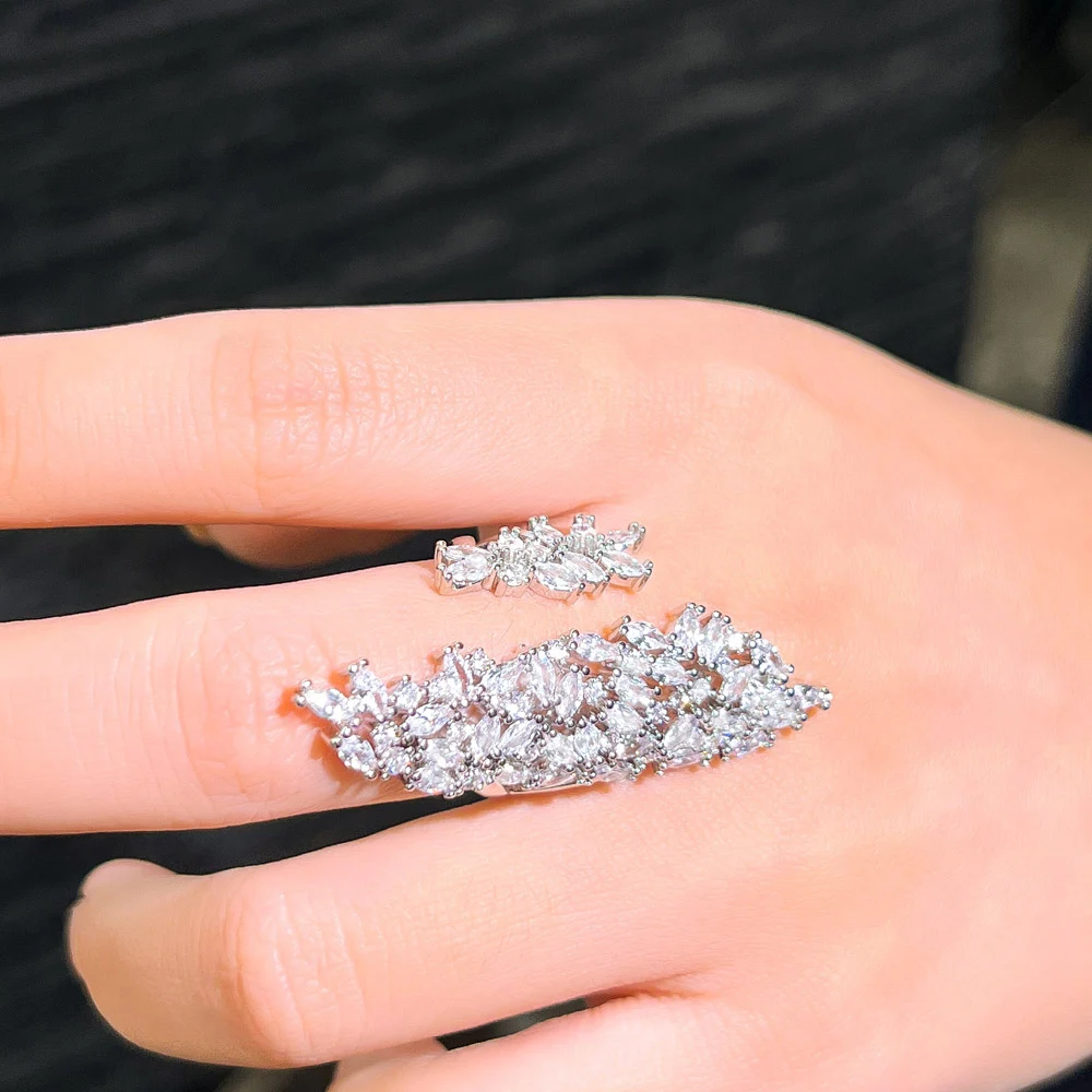 CWWZircons 조정 가능한 스파 클리 빅 청키 화이트 큐빅 지르코니아 포장 설정 여성 파티 약혼 긴 손가락 반지 쥬얼리 R253