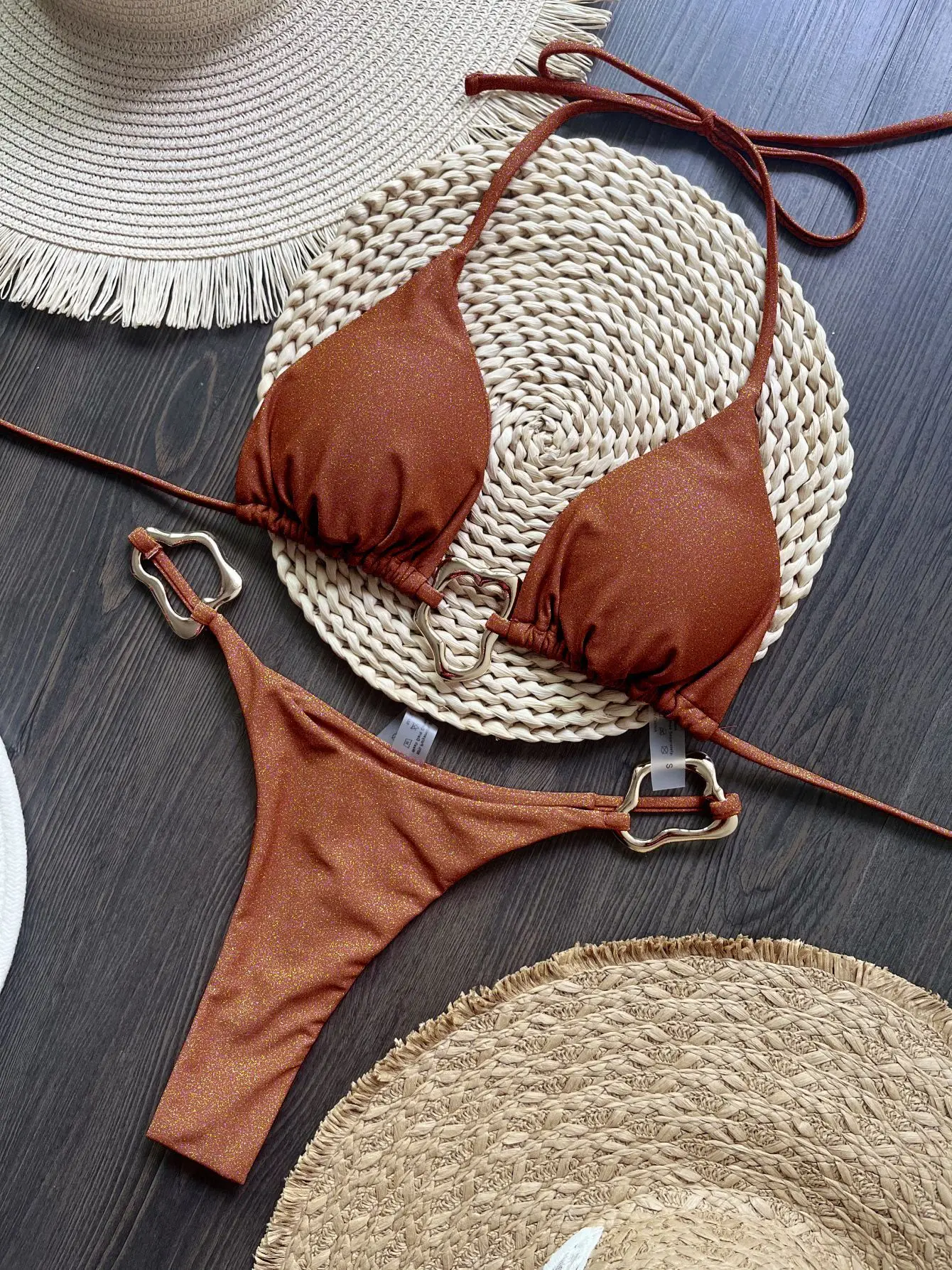Low-waist bikini style