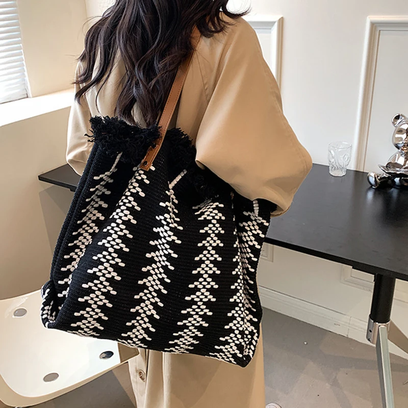 حقائب نسائية عصرية ذات مقبض علوي، مصممة للاستخدام...