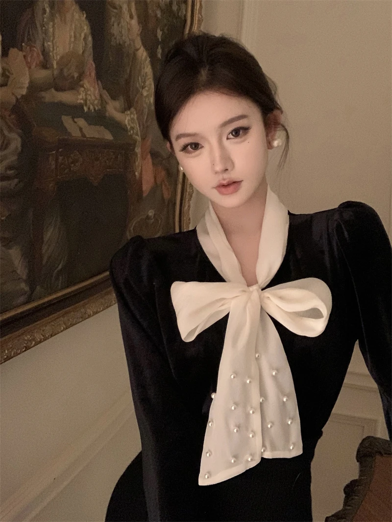 

Женская бархатная блузка с бантом на воротнике, приталенная милая блузка во французском стиле с длинными рукавами и бусинами, весна 2024