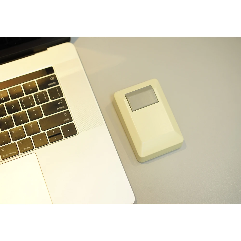 Macintosh IIsi ジャンク品　12”モニター　キーボード・マウス付き ジャンク品 Apple Macintosh Plus 本体・KB・マウス・取説付