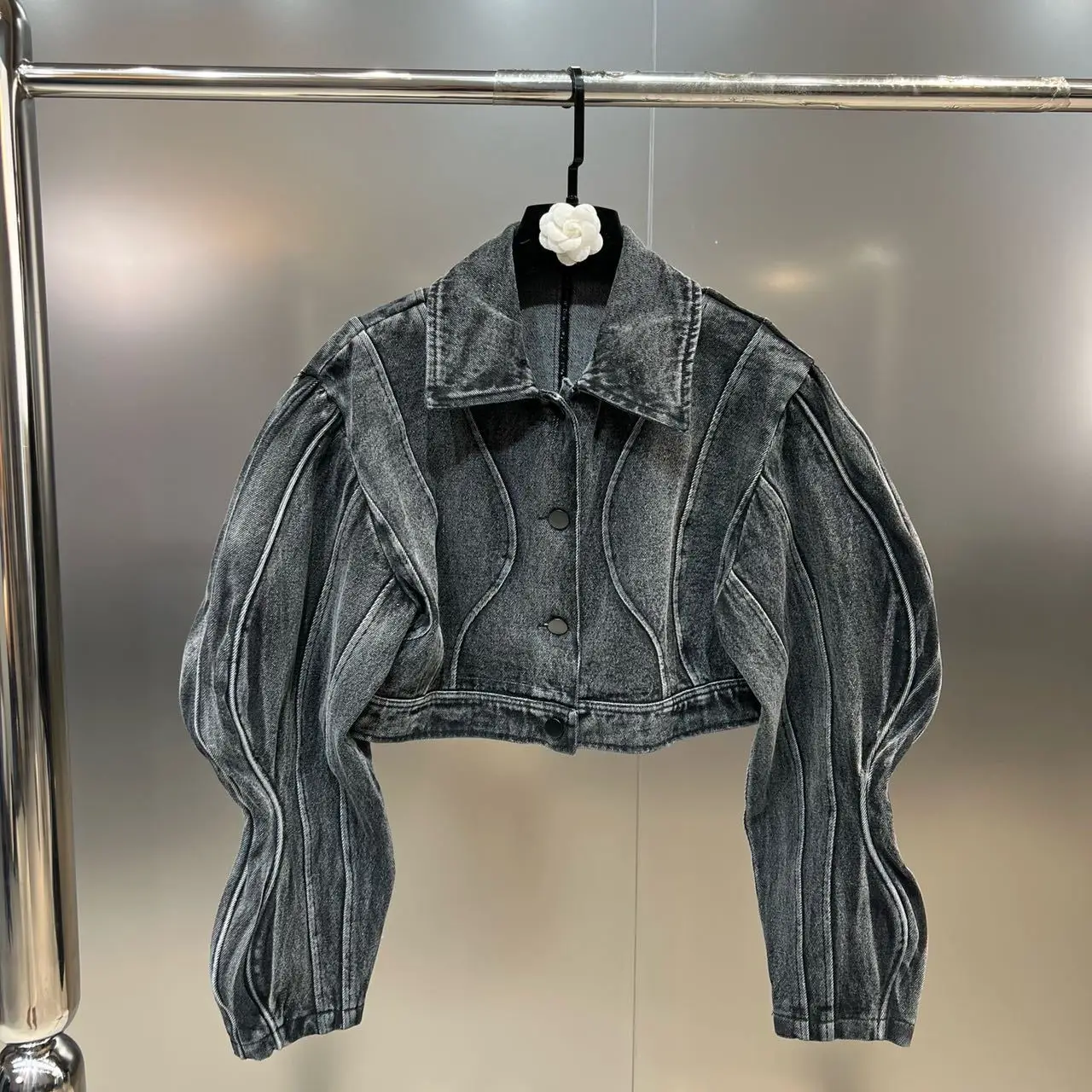 

American vintage top for autumn, new lapel three-dimensional threaded silhouette, long-sleeved niche designer denim jacket trend