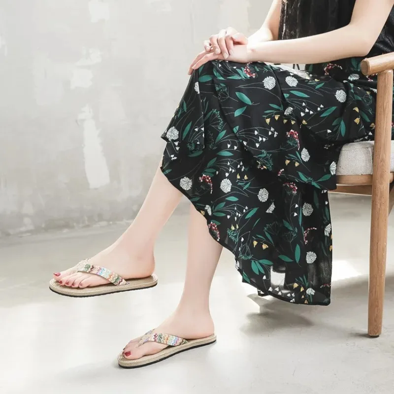 Women's Straw Woven Flip Flops Grass Beach Slippers Summer Comfort Flat Sole Outdoor Beach Sandals