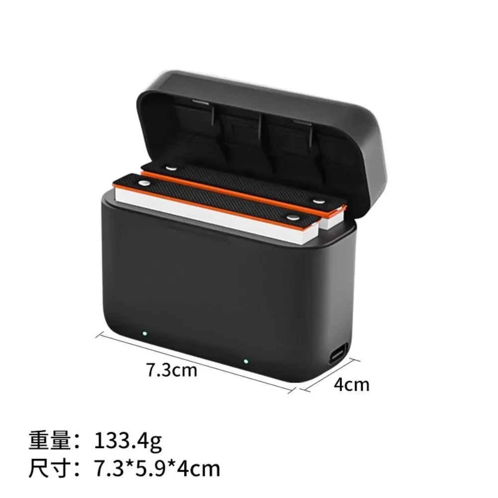 Chargeur double en action avec deux batteries insérées, caméra 360° à côté.