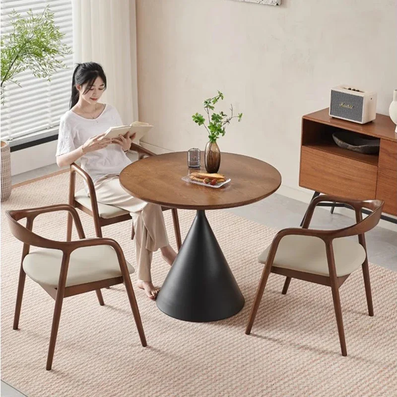 Рисунок 2 - Минималистский дизайнерский стенд