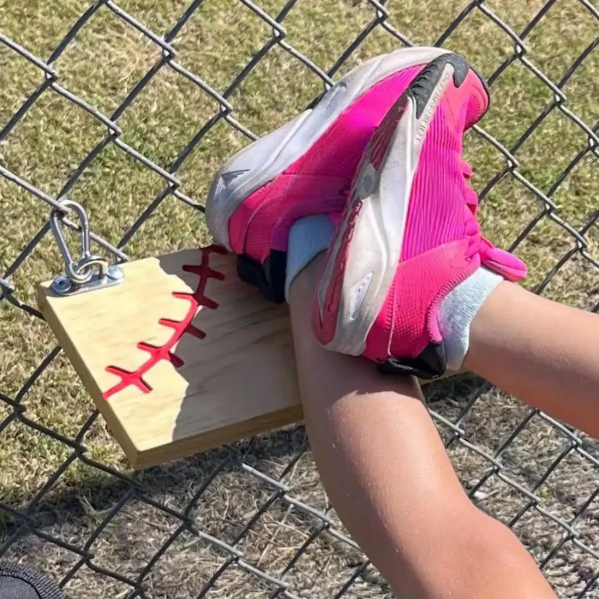 Suspended wooden footrest, portable baseball fence, durable and adjustable foot support for spectators