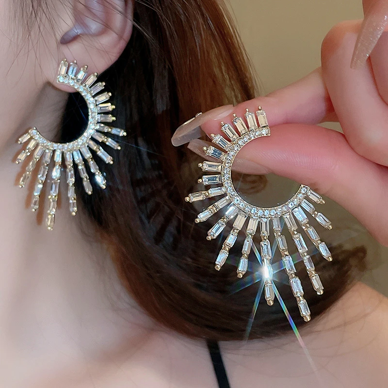 GETADME Fashionable C-shaped earrings with unique design, high-end and niche earrings for women