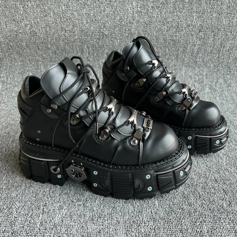 Рисунок 5 - Женские кроссовки в стиле панк