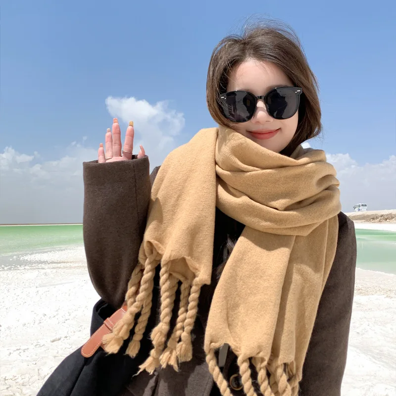 Рисунок 2 - Женский теплый шарф с кисточками