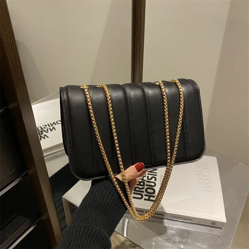 Fashionable Women's Chain Crossbody Bag High Quality Winter Hot Sale Of The Season Stylish Small Square Bag Trendy Shoulder Hand