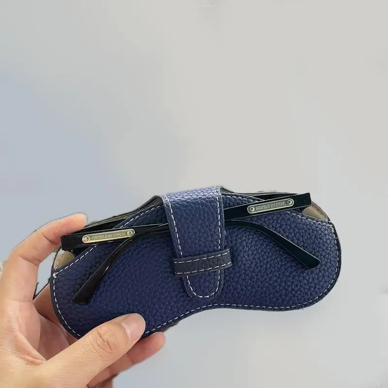 Confezione 2 Custodie Per Occhiali Da Sole In Pelle – Chiusura A Scatto Automatica, Morbide, Finitura Argento – Donna E Uomo
