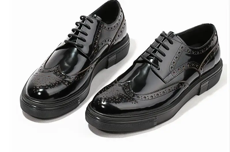 

Hot Patent leather Oxfords outdoors Lace up black Casual shoes for men increase brogue Men's shoes Fashion elastic Men shoes