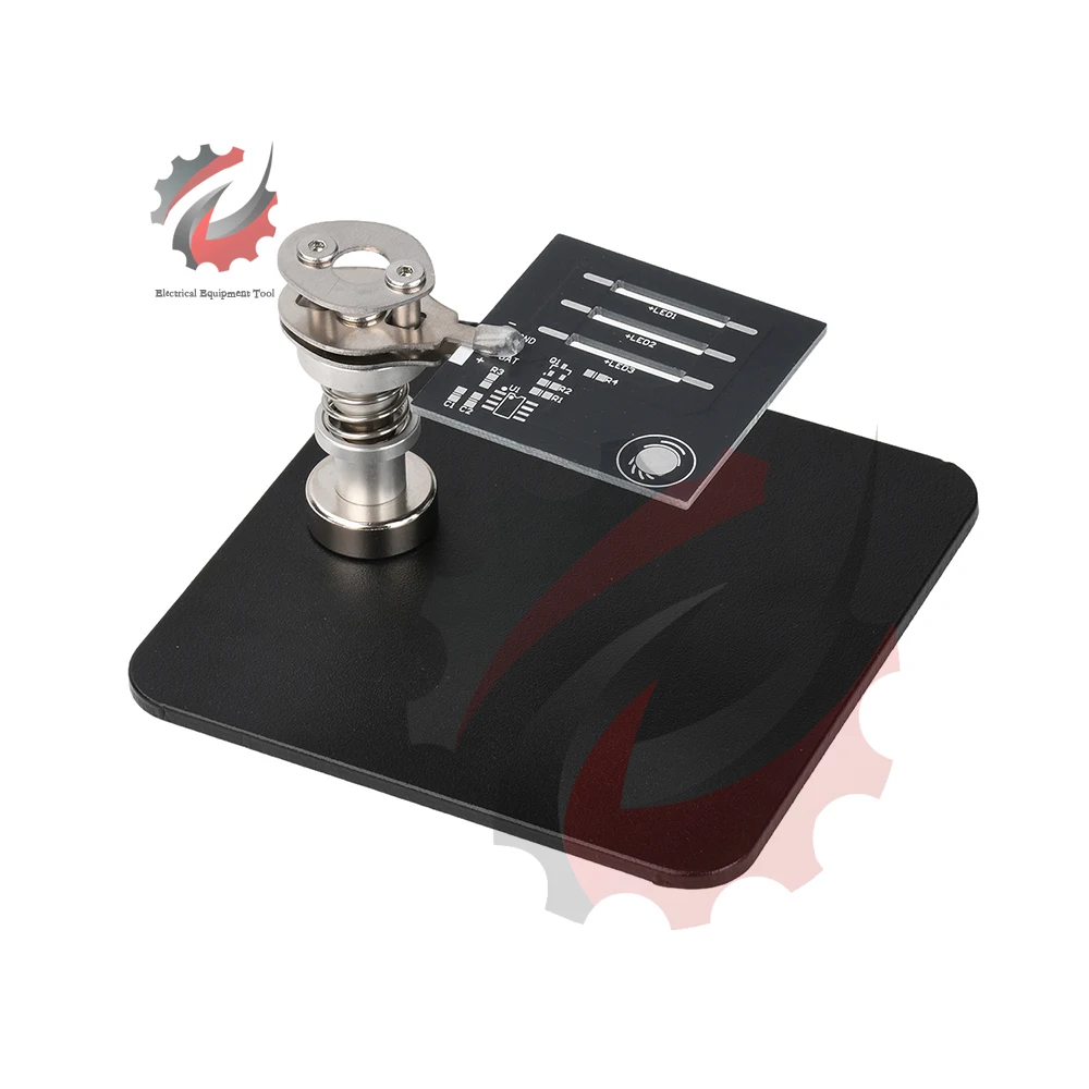 Pince à PCB magnétique réglable pour modélisme en action, fixant une petite carte sur un établi