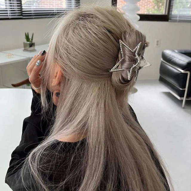 Y2K에서 영감을 받은 금속 할로우 스타 헤어 클로는 캐주얼한 매력과 세련된 스타일을 선사합니다.