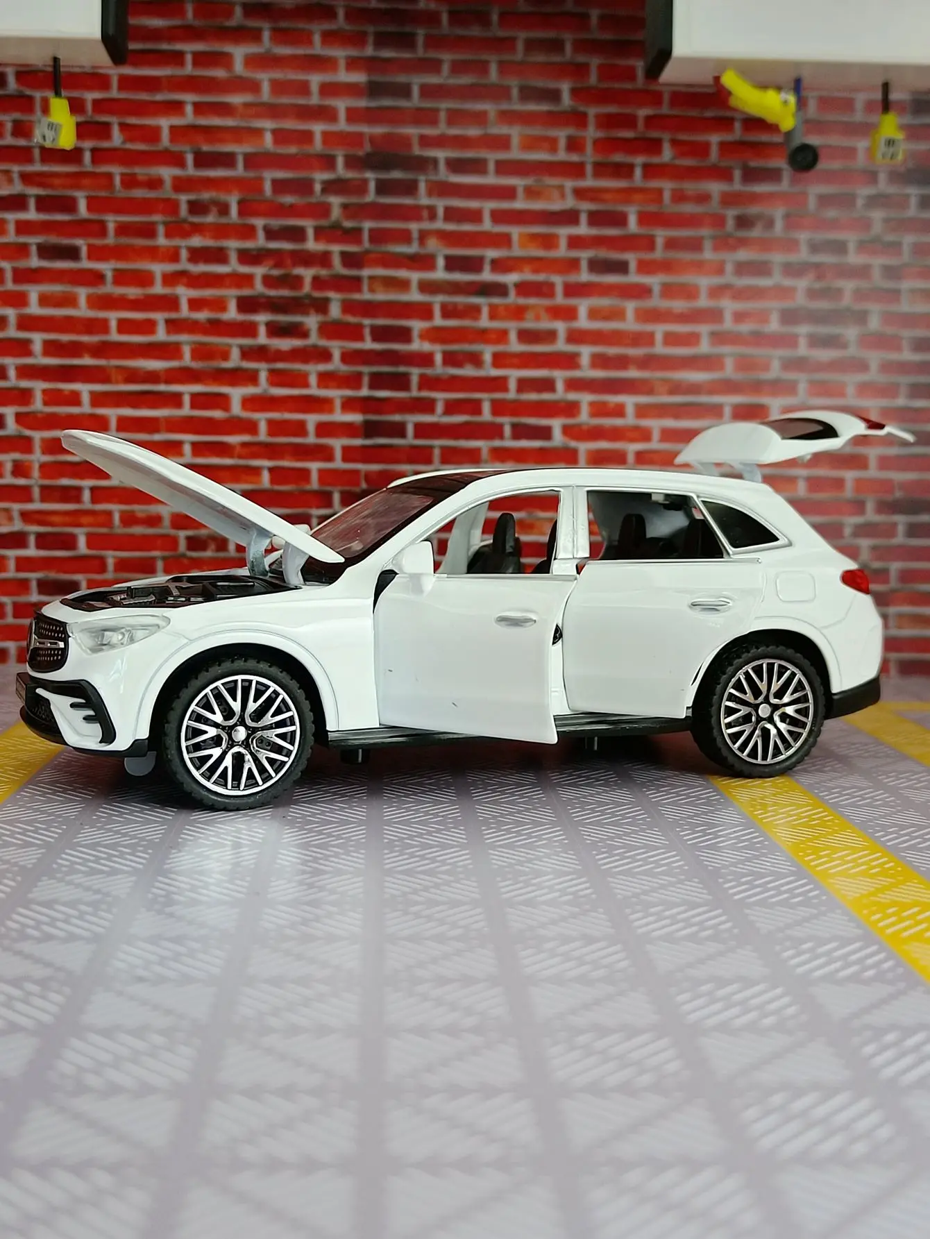 1:32 Mercedes-benz GLC400 SUV GLC Alloy Model Car Toy Diecasts Metal Casting Sound and Light Car Toys For Children Vehicle 2