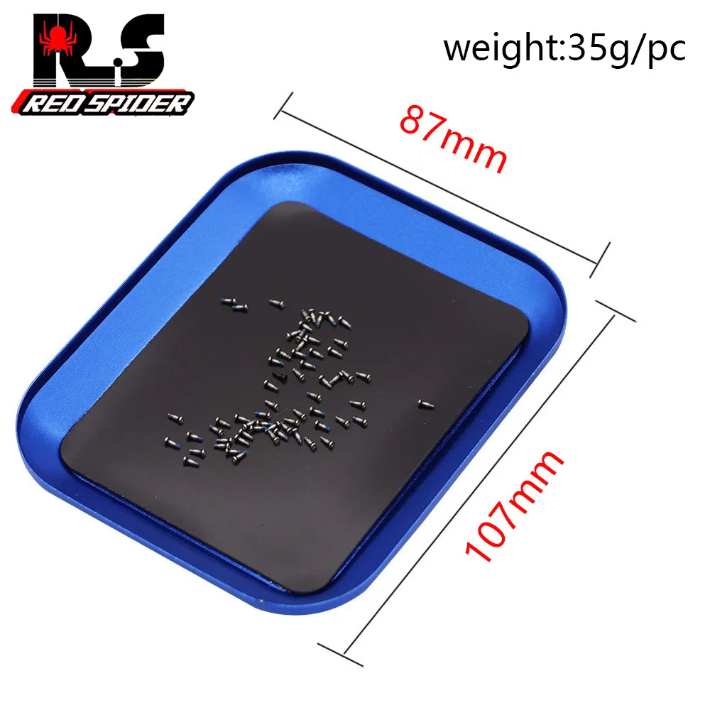 Plateau magnétique à vis 13x15cm posé sur un établi, avec des vis et écrous aimantés sur sa surface.