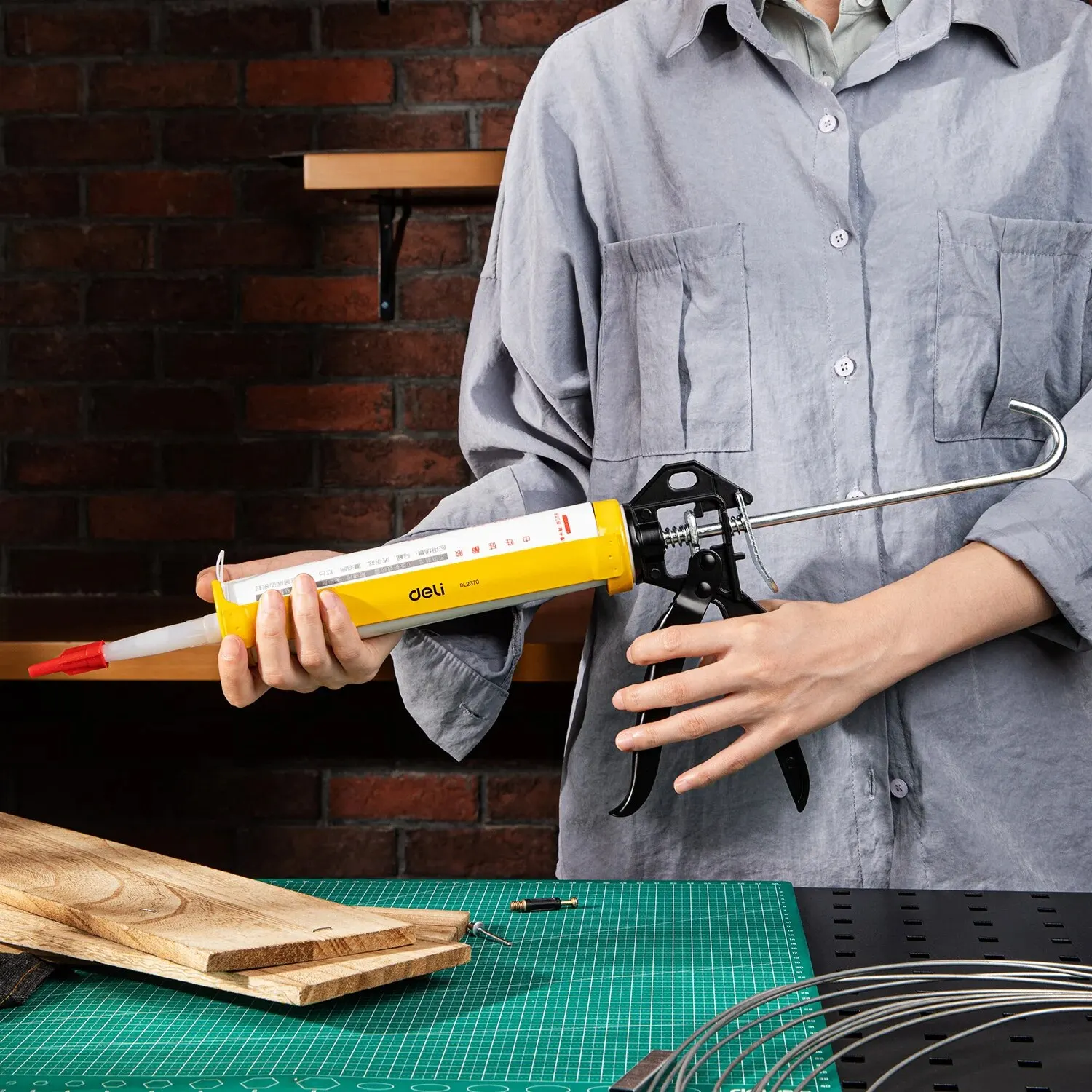 Deli 9 Inches Caulking Gun Insulating Mastic Sealant Corner Seam Filling Tool Sealant Gun Caulking Gun DIY Tools 3