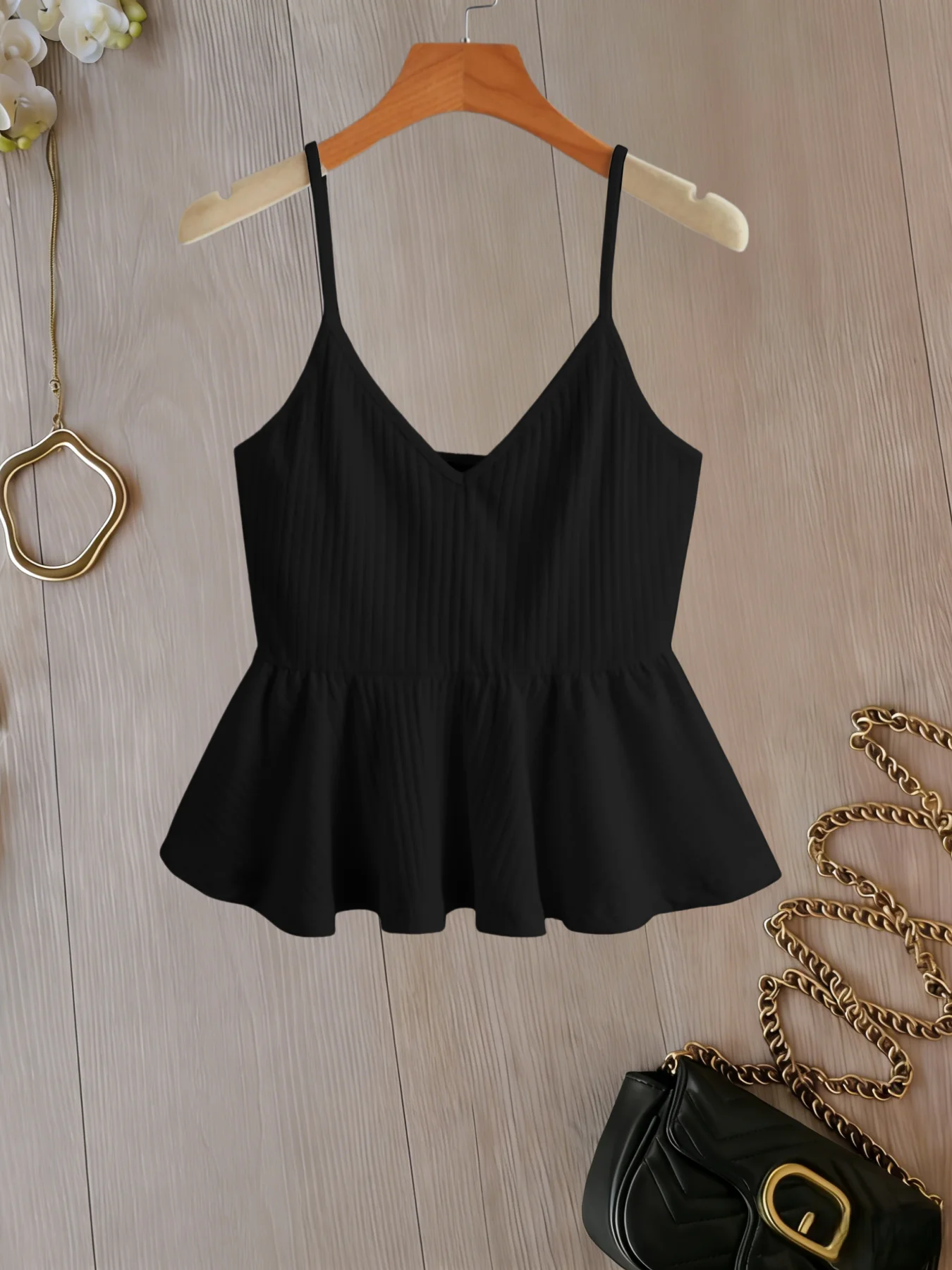 Geripptes Damen-Cami-Top mit V-Ausschnitt und Schößchen, lässiges ärmelloses Tanktop mit Spaghettiträgern und ausgestelltem Saum – Detail 4