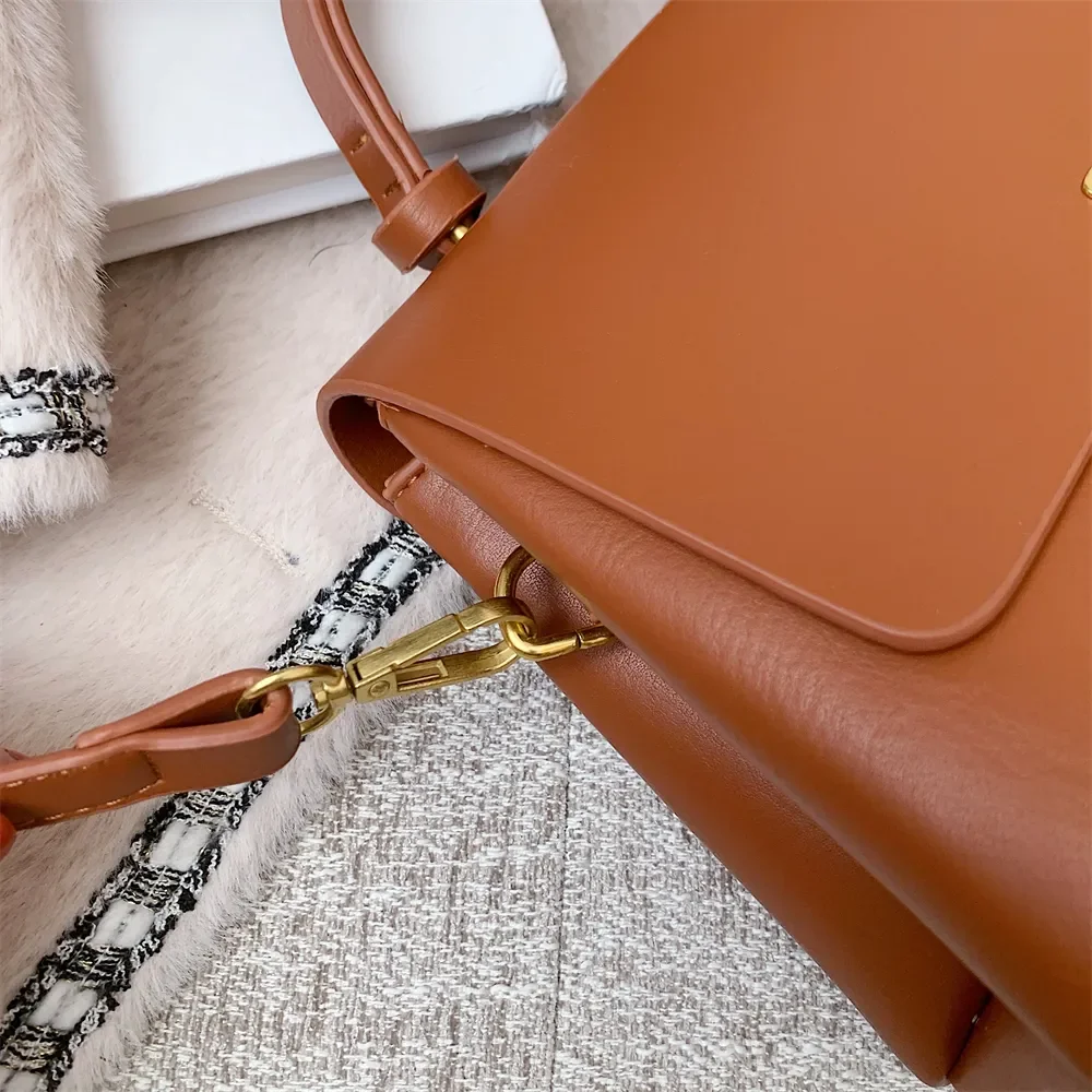 Retro-Handtaschen für Damen 2023, neue Designer-Umhängetasche, Klappenform, reine Farbe, Schulter-Umhängetaschen mit goldener Haspe_voghion.com