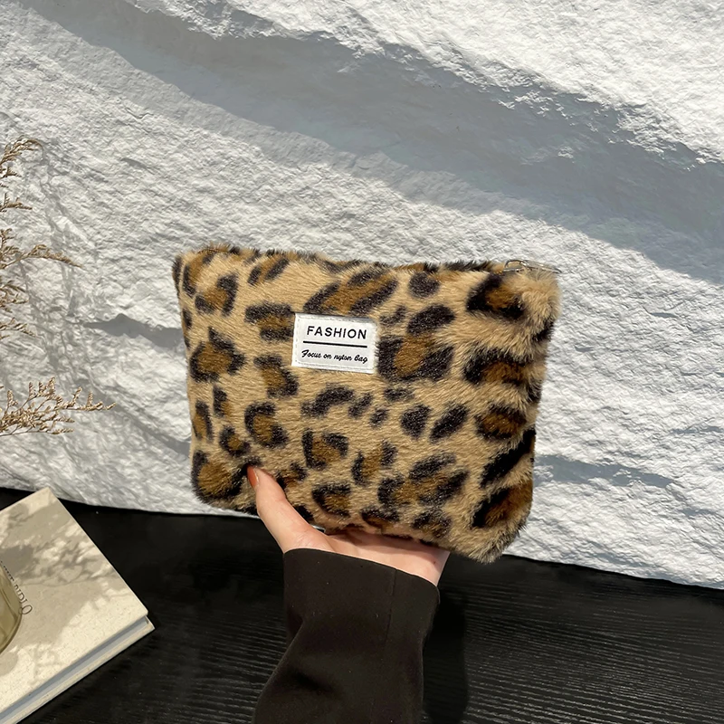 1 Piece Furry Fashion Cosmetic Bag for Women Retro Classic Leopard Print Style Makeup Bag Large Capacity Travel Storage Bag