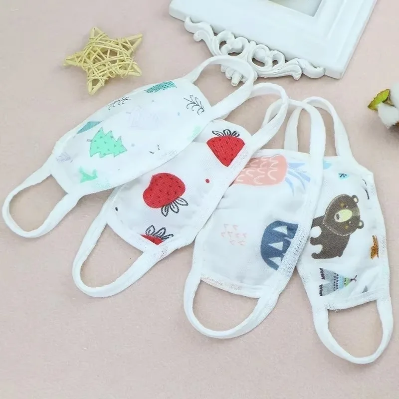 Masque en gaze de coton 6 couches lavable et réutilisable pour enfant et adulte, vue de face montrant les plis