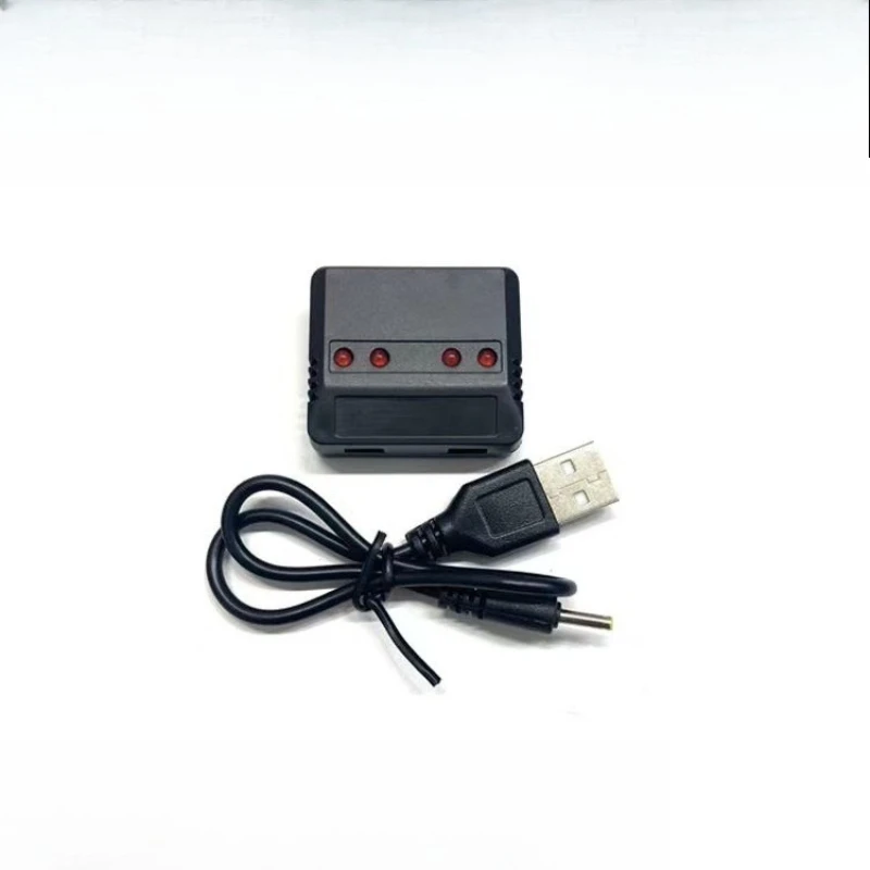 Vue rapprochée du chargeur multiport USB 1 vers 4 blanc, idéal pour drone