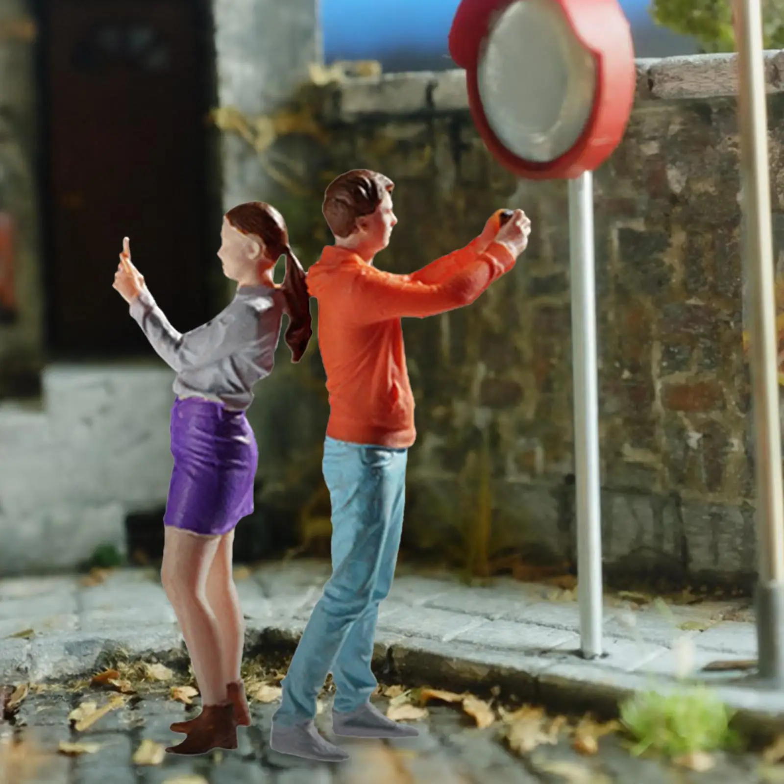 

2 Pieces 1: 64 Scale Miniature Couple Taking Photo Model Collectibles Sand Table Ornament for DIY Scene Photography Props Decor