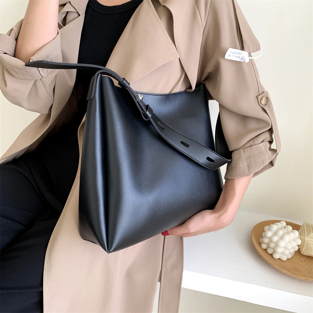 Elegant handväska för kvinnor - 2-delat set med stor kapacitet och bred rem tillverkad av mjukt PU-läder