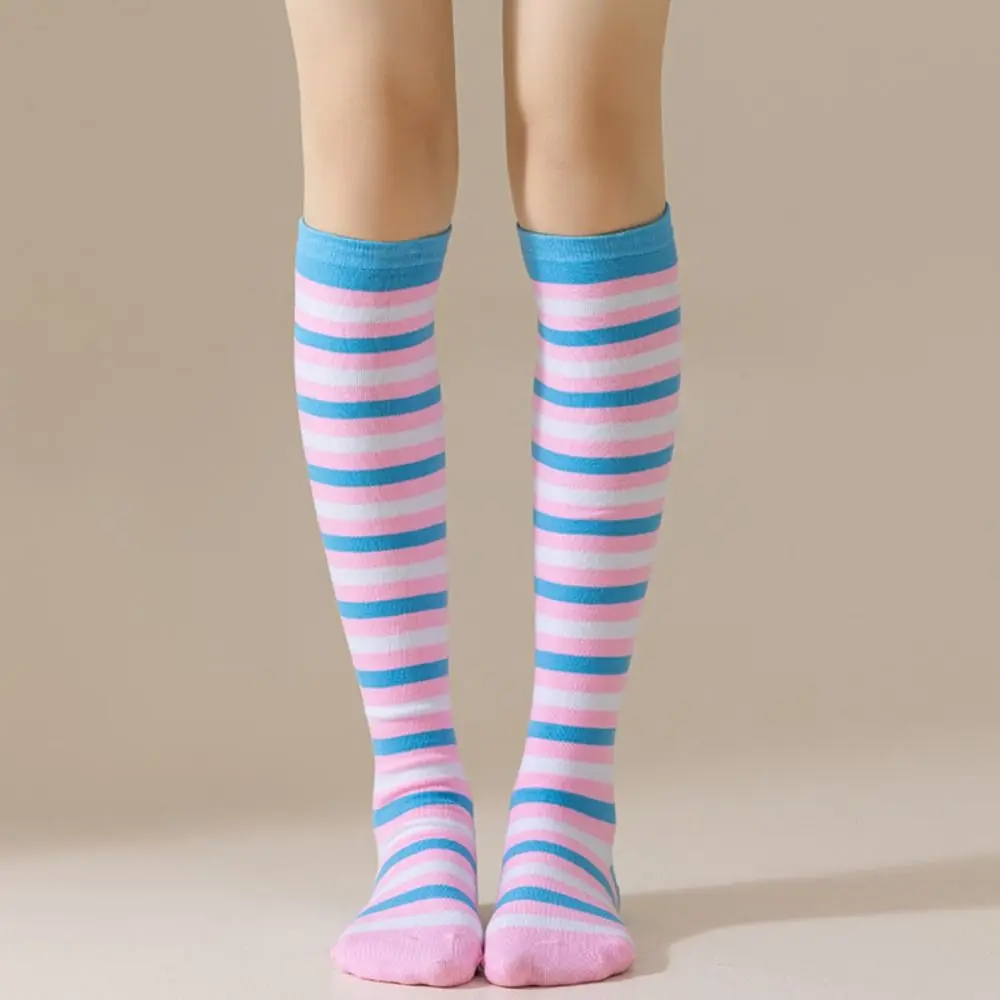 Modische Regenbogenfarbene Damenstrümpfe, weiche, elastische, regenbogengestreifte Socken, hochwertige Party-Performance-Wadensocken für Mädchen – Detail 4