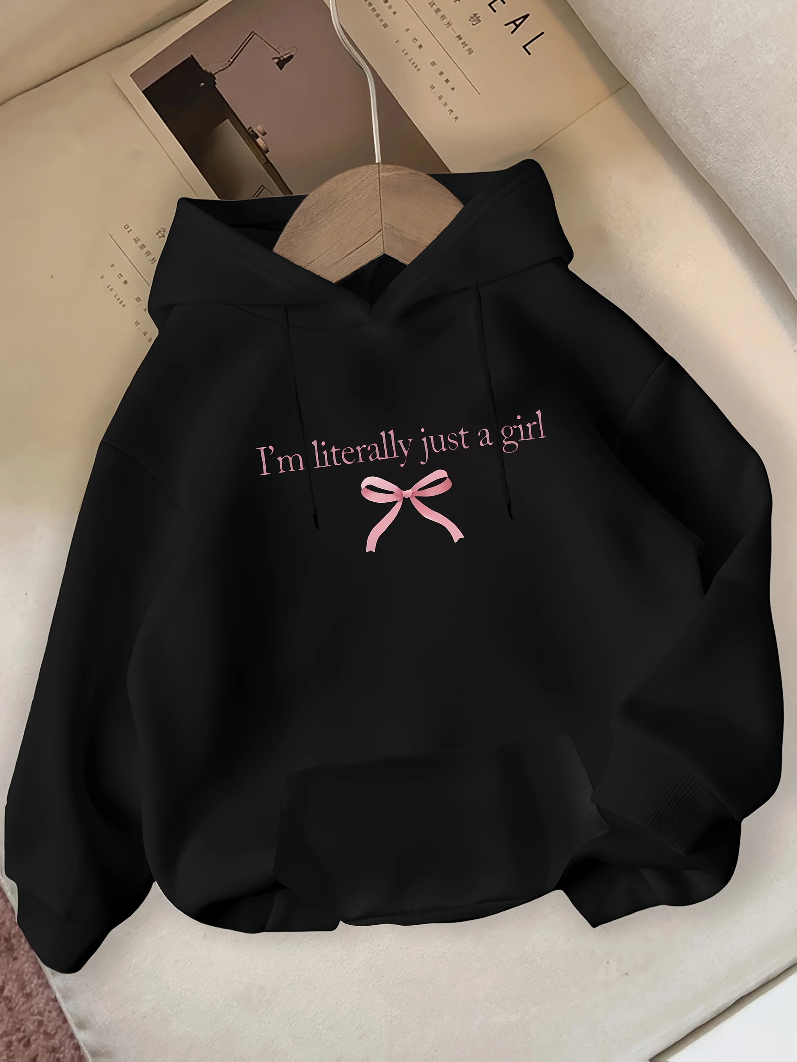 Estoy literalmente solo un patrón de estampado de lazo rosa y parrilla para otoño e invierno, Sudadera con capucha para mujer, ropa informal de cuello redondo