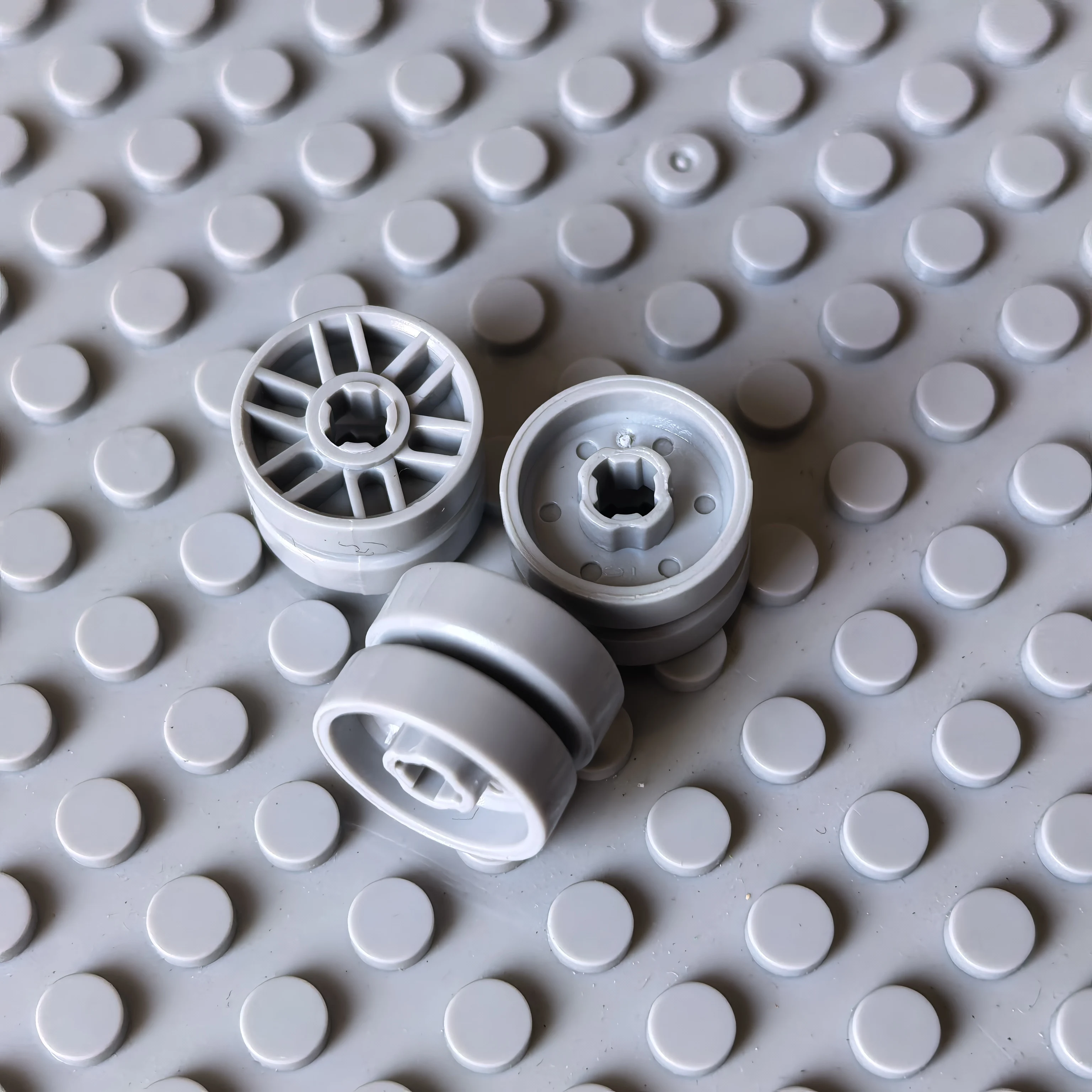 4개의 빌딩 블록 부품 11208은 14mm 소형 휠 허브와 호환되며 11209와 결합 가능합니다.